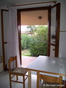 Wohnzimmer mit Sitzgruppe in der Ferienwohnung Mimose an der Costa Rei, Sardinien