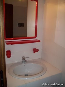 Badezimmer mit Waschbecken in der Ferienwohnung Mimose an der Costa Rei, Sardinien