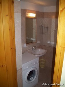 Badezimmer mit Waschbecken und Waschmaschine im Ferienhaus Ginestre Souterrain an der Costa Rei, Sardinien