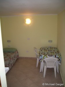 Kinderzimmer mit einem Einzelbett im Ferienhaus Ginestre Souterrain an der Costa Rei, Sardinien
