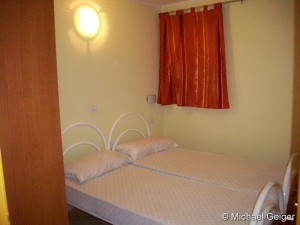 Schlafzimmer mit Doppelbett im Ferienhaus Ginestre Souterrain an der Costa Rei, Sardinien